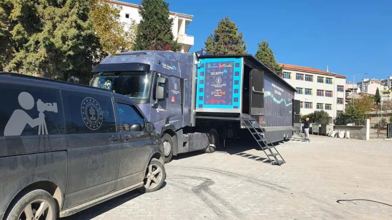 Manisa Belediyesi, Ücretsiz Sinema Etkinlikleriyle Vatandaşları Buluşturuyor (1)