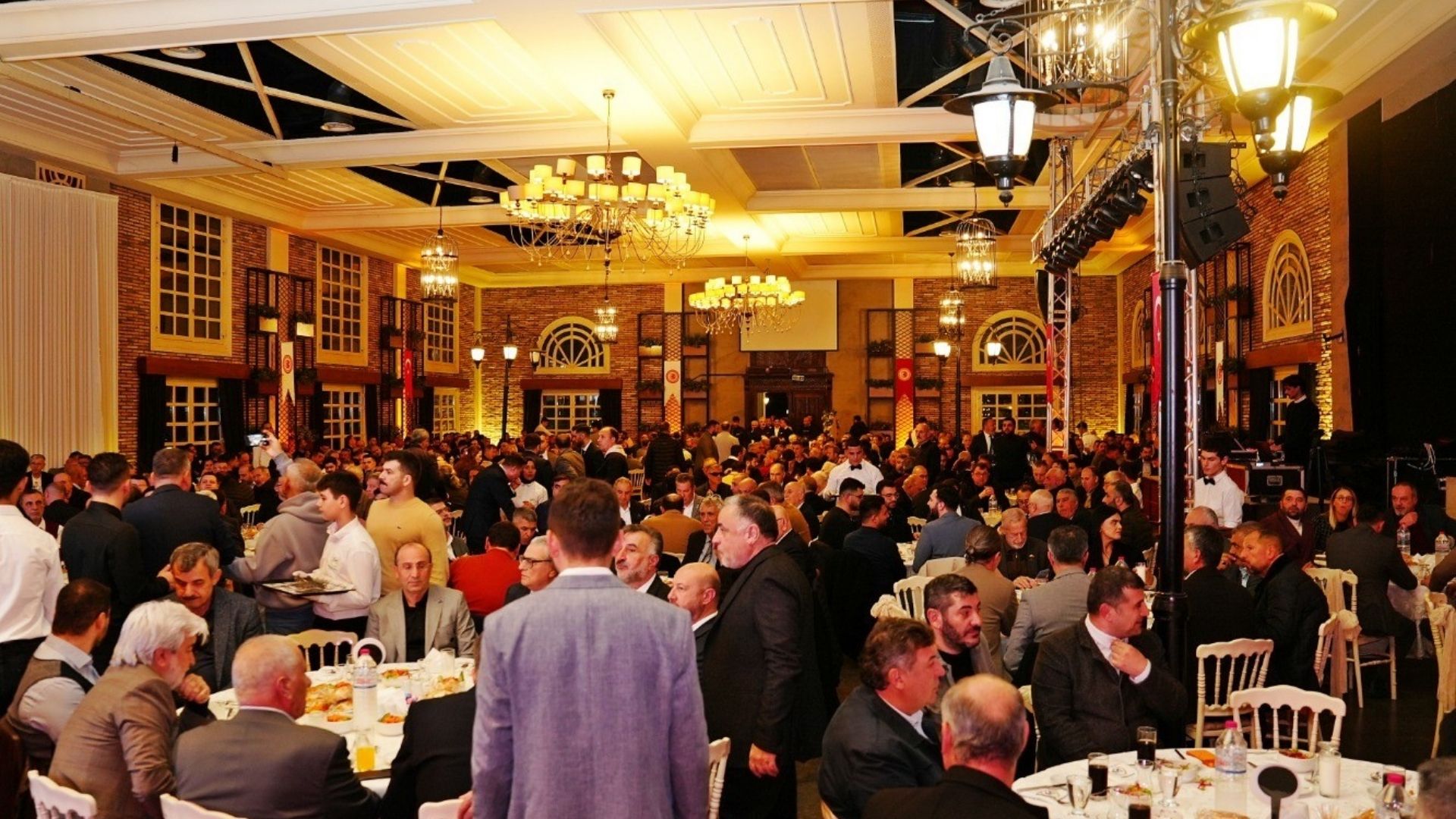 Baybatur Manisa’da Kardeşlik Vurgusu Yaptı (2)