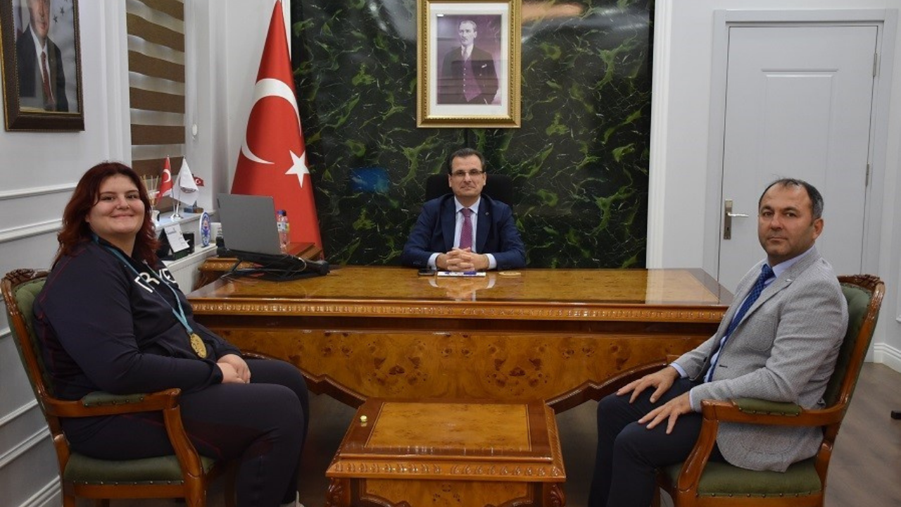 Kaymakam Güldoğan'dan Şampiyon Judocu Öztürk'e Plaket (1)