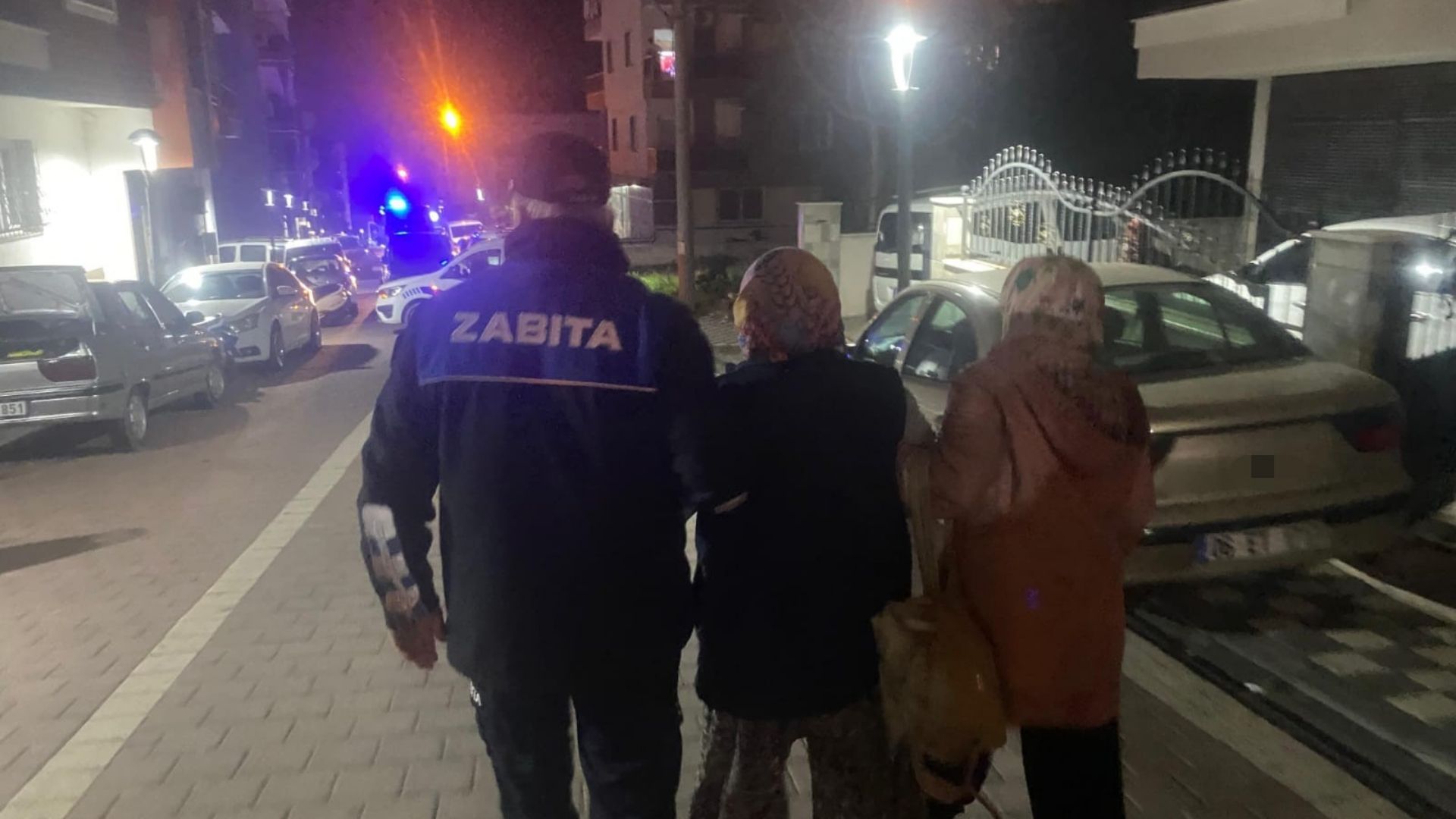 Manisa’da Çatlak Oluşan Iki Bina Çökme Riski Nedeniyle Tahliye Edildi (2)