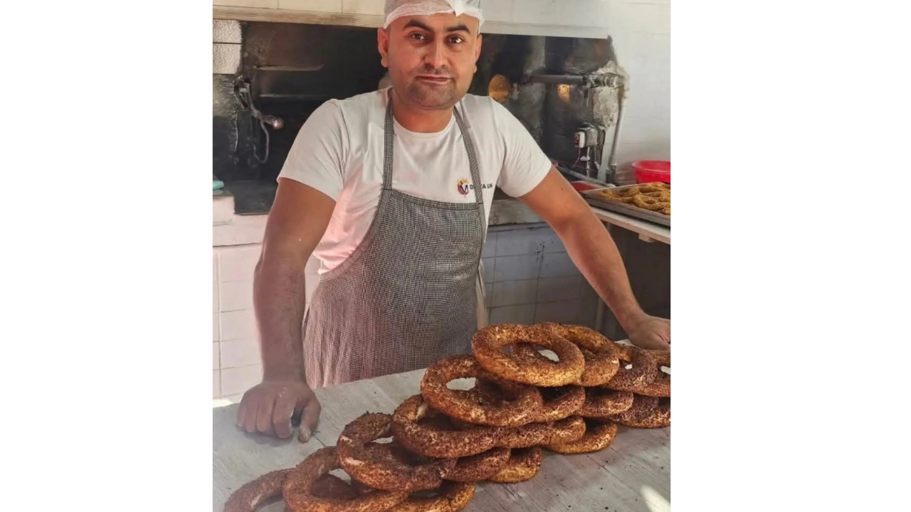 Merhum Başkanlar Için Simit Fırını Ücretsiz Simit Dağıttı