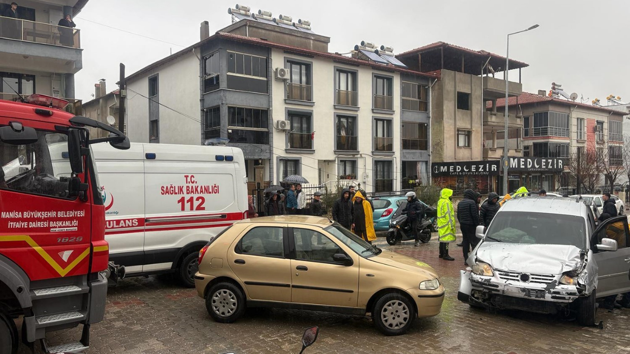 Kula'da Trafik Kazası 2 Kişi Yaralandı (1)