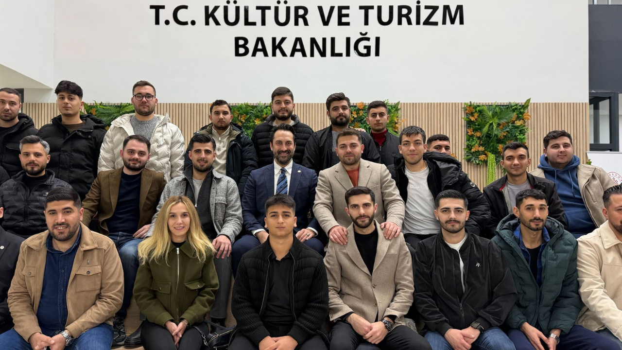 Arınç, Manisa'da Gençlerle Kütüphanede Buluştu1