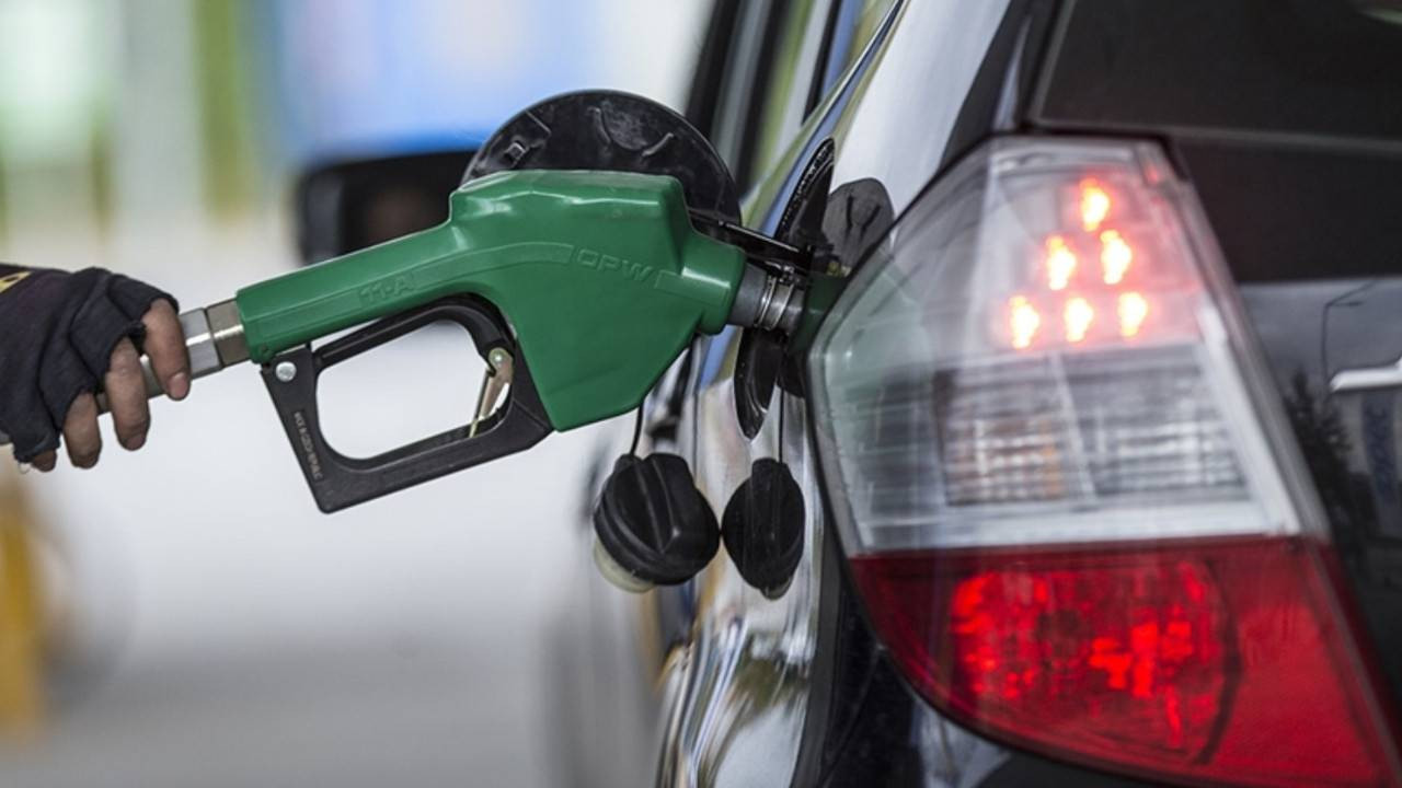 Motorine indirim geldi: Akaryakıt tabelaları şimdilik değişmeyecek