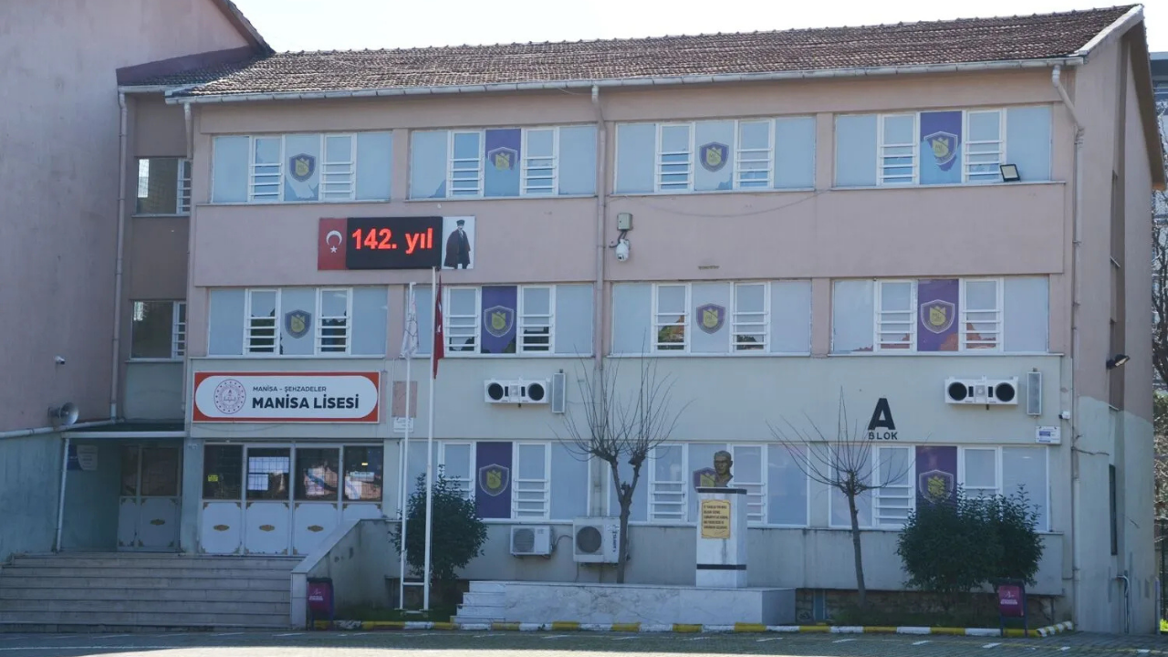 Manisa Lisesi Için Öğrenciler Ve Mezunlar Ses Yükseltti (1)