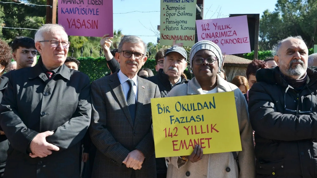 Manisa Lisesi Için Öğrenciler Ve Mezunlar Ses Yükseltti