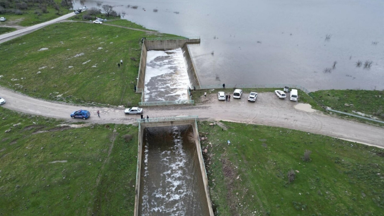 Manisa'da Baraj Taştı1