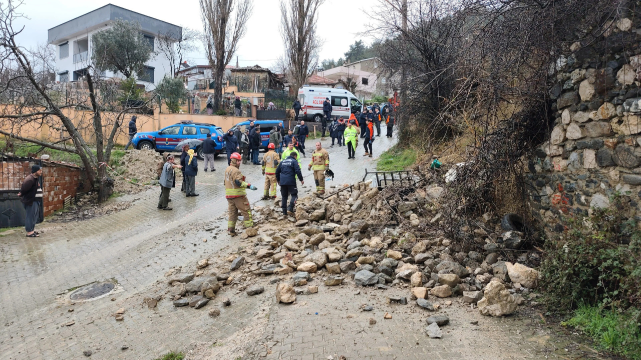 Manisa’da Sağanak Yağış Sonrası Istinat Duvarı Çöktü 1 Ölü (1)