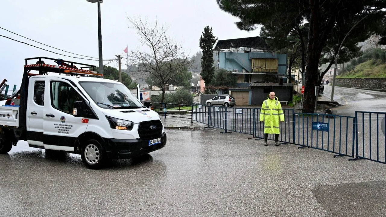 Manisa’da Spil Dağı Yolunda Toprak Kayması Riski Trafiğe Kapatıldı (2)