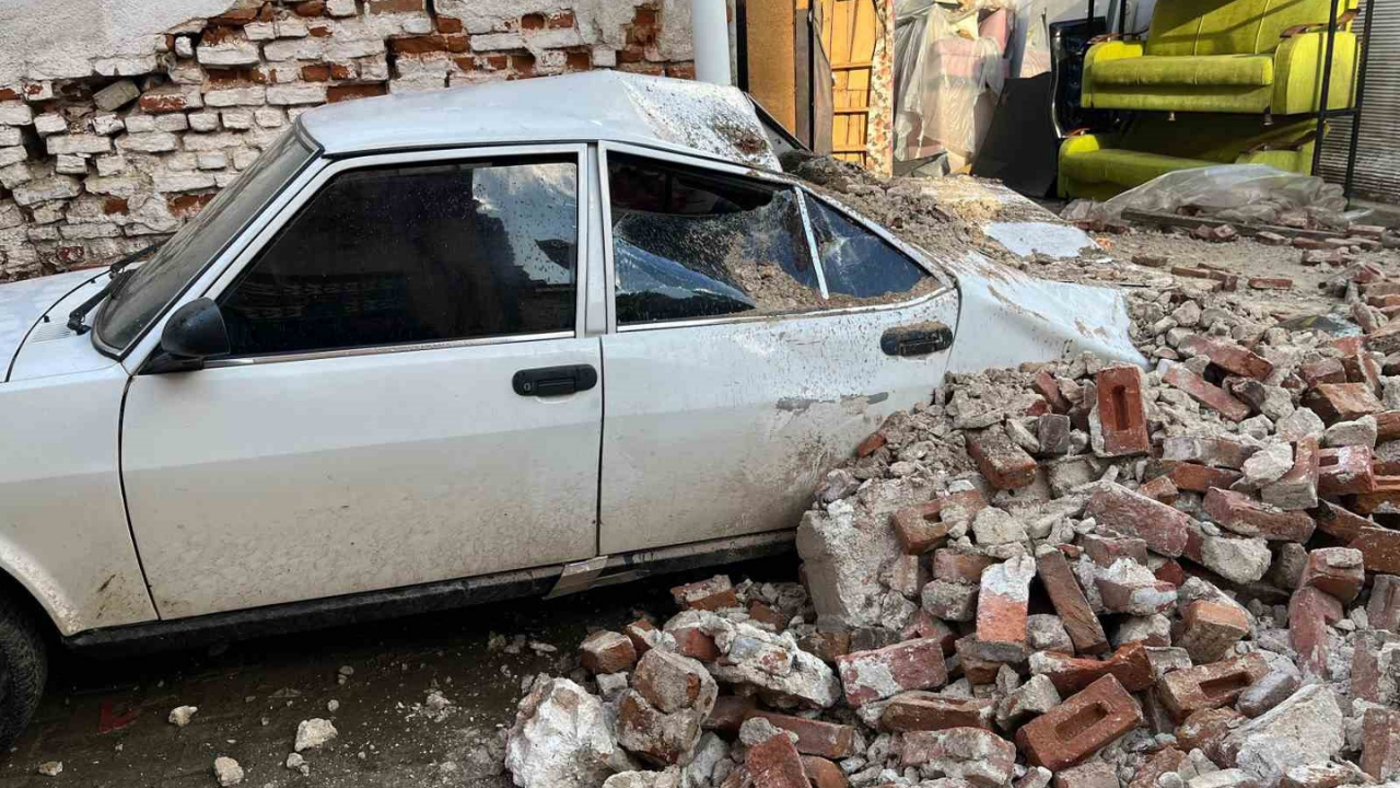 Sarıgöl’de Sağanak Yağış Metruk Binayı Yıktı (1)