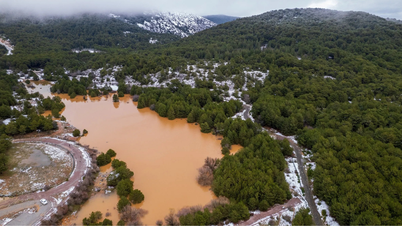 Spil Dağı'nda Kuruyan Şelale Yeniden Hayat Buldu (2)