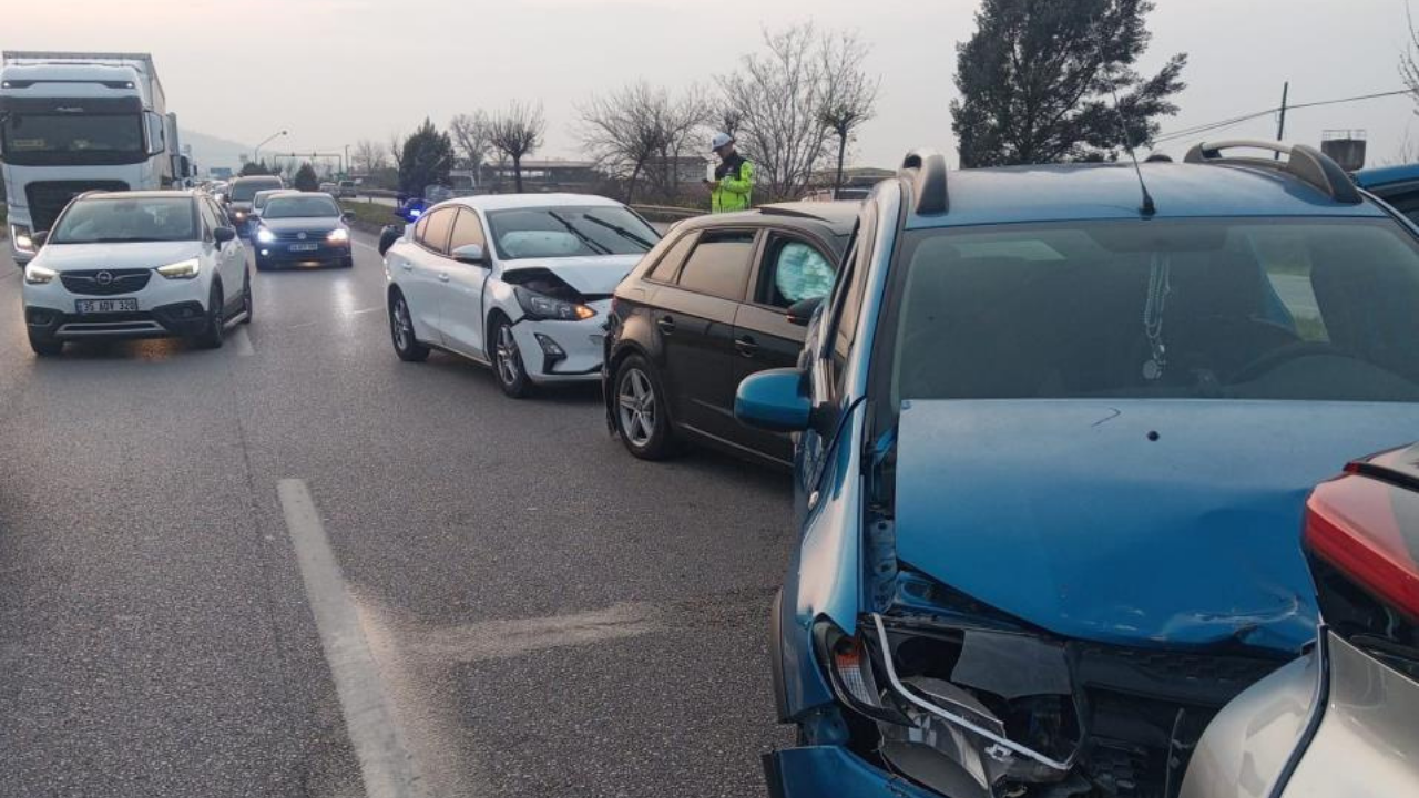 Salihli’de zincirleme kaza: 4 araç çarpıştı, 7 yaralı-1