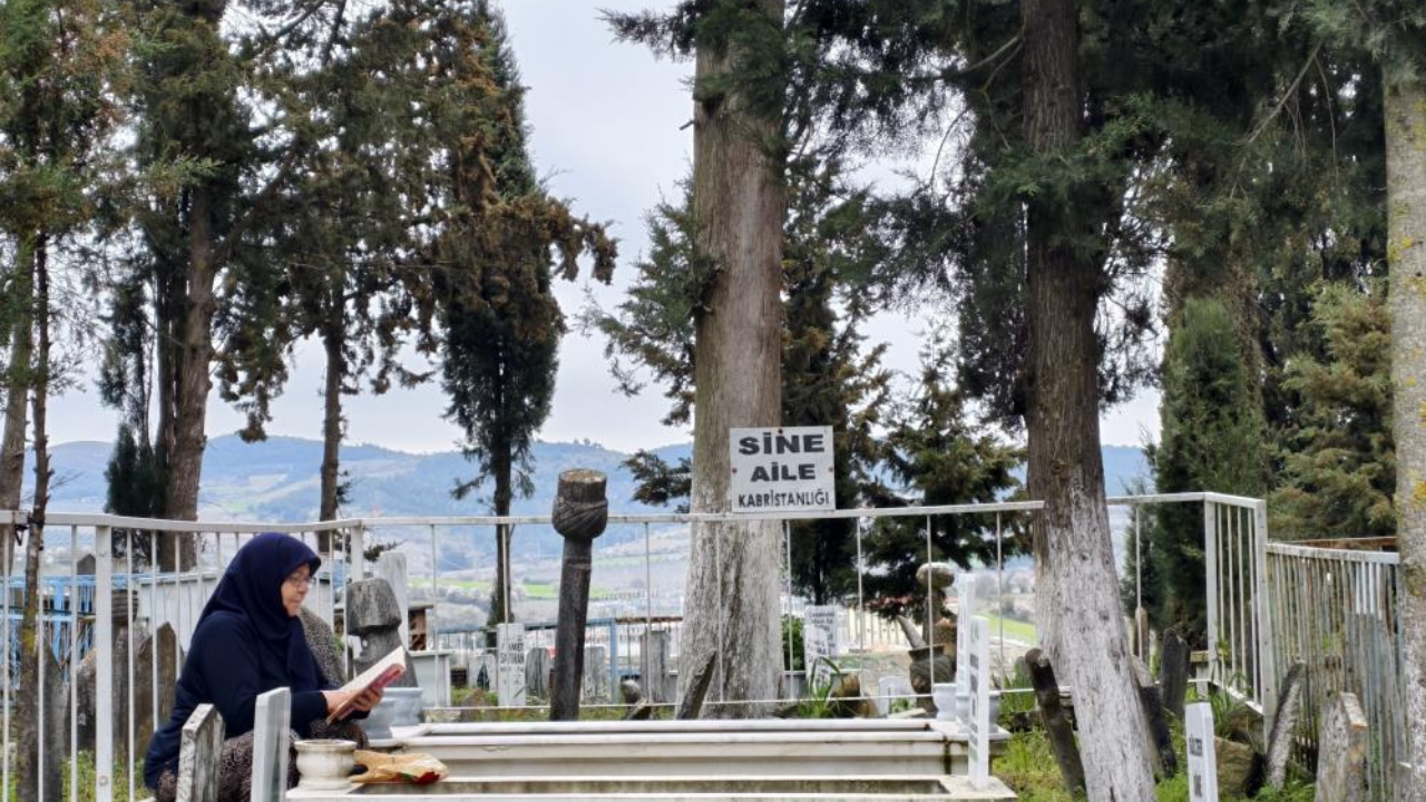 Arefe günü kabristanlarda yoğunluk: Gördes’te duygusal ziyaretler-1