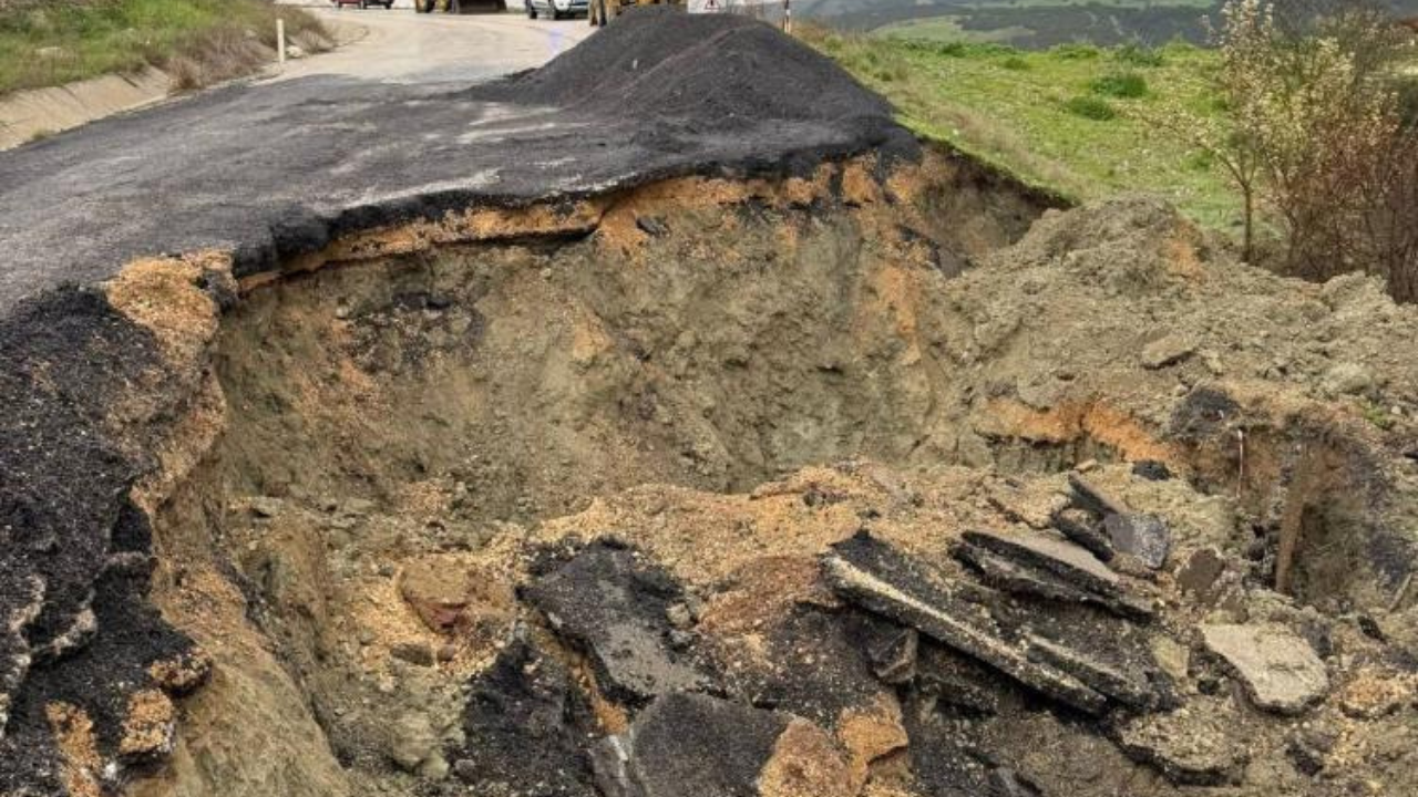 Selendi-Kula eski karayolunda çökme: Yol ulaşıma kapatıldı