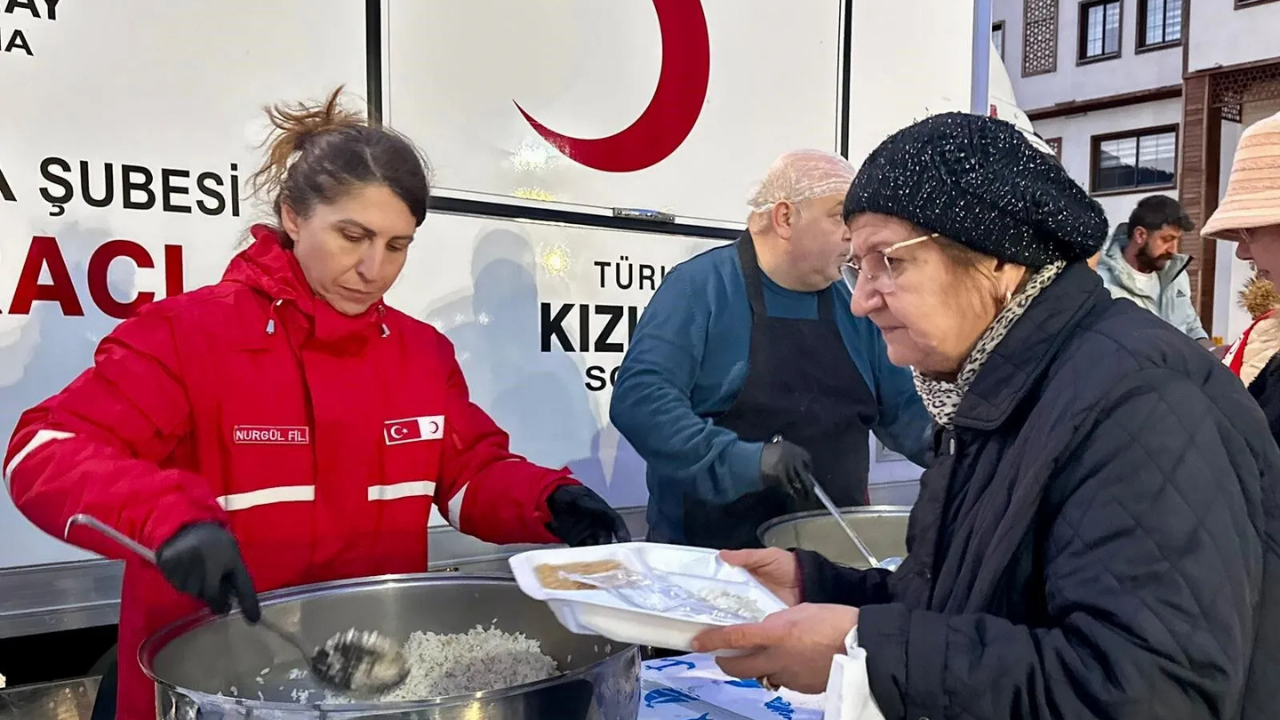 Manisa'da 1000 Kişilik Iftar Sofrası Kuruldu (1)