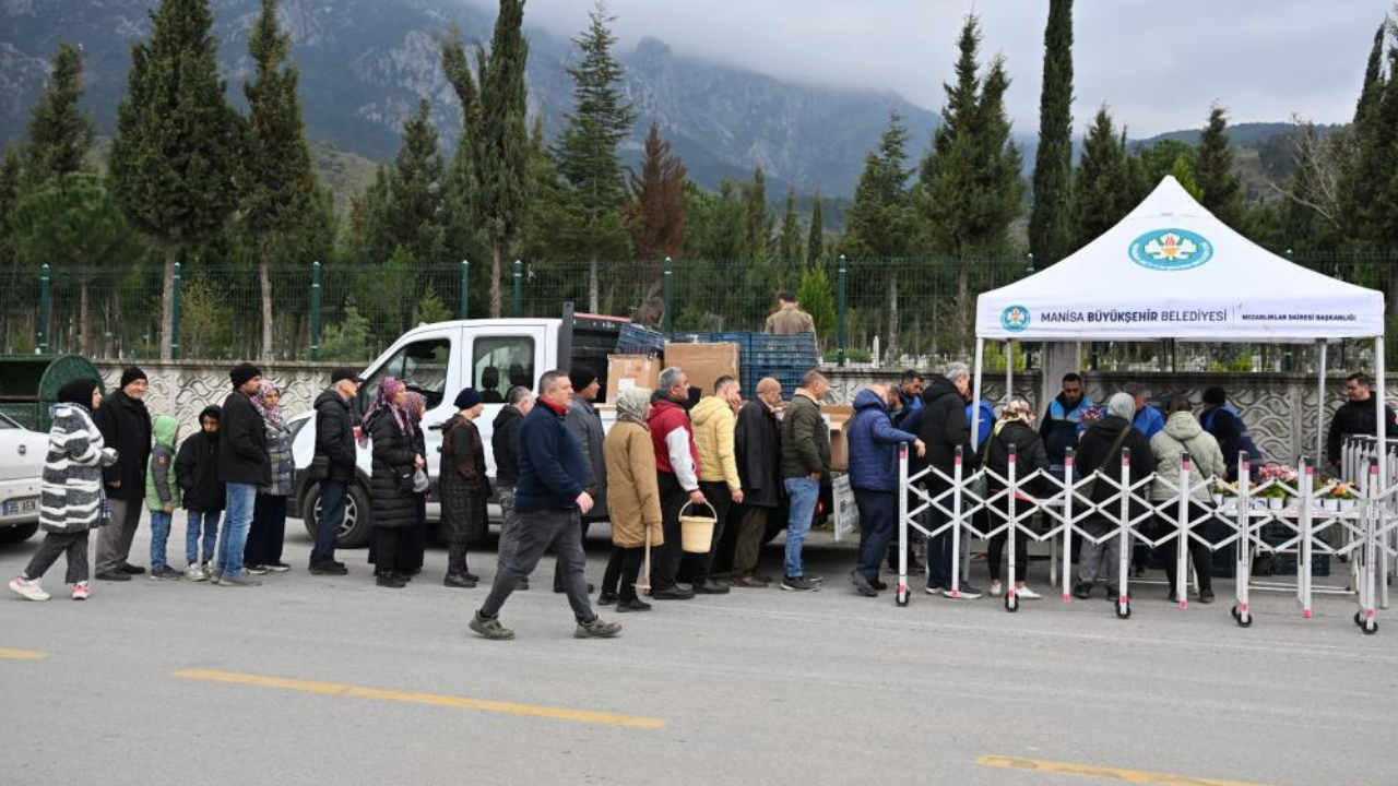 Manisa’da Bayram Öncesi Mezarlıklarda 20 Bin Çiçek Ve Yasin I Şerif Dağıtıldı1