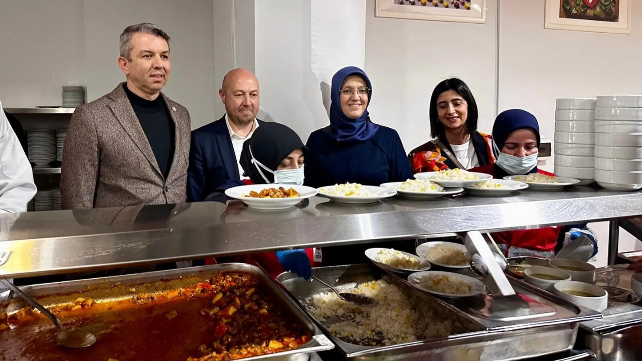 Manisa'da Yüzlerce Üniversite Öğrencisi Kızılay Ile Iftar Sofrasında Buluştu1