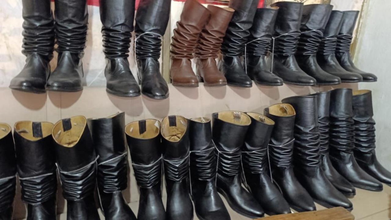 100 Yıllık Kalıplarla Efe Çizmesi Üretiyor-1