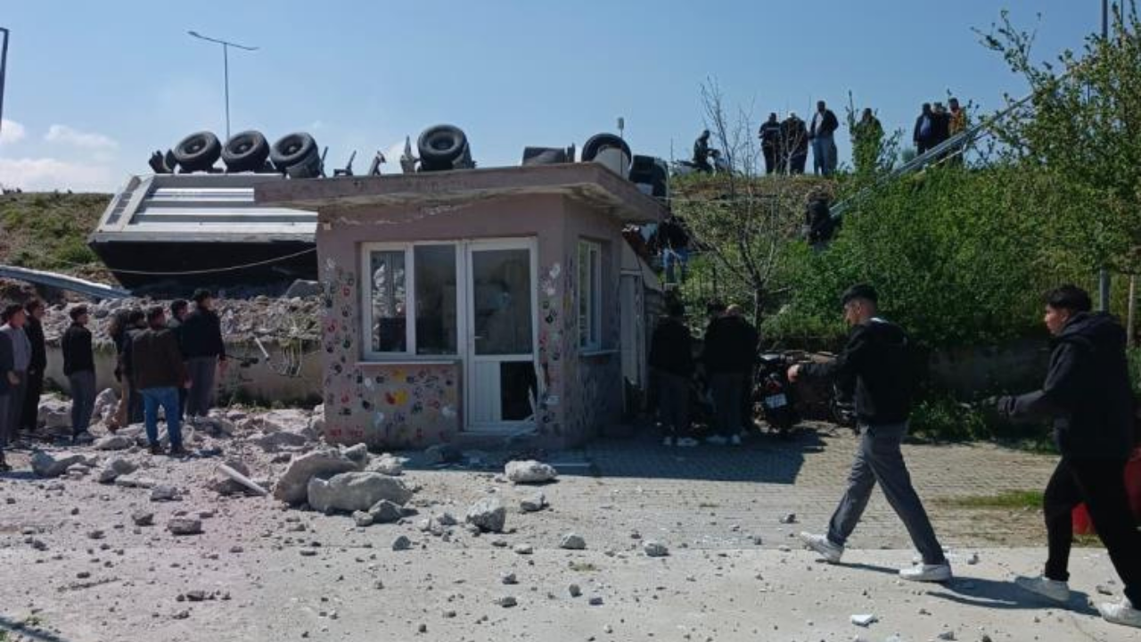 Sarıgöl’de kontrolden çıkan tır okul bahçesine girdi: 1 yaralı-1