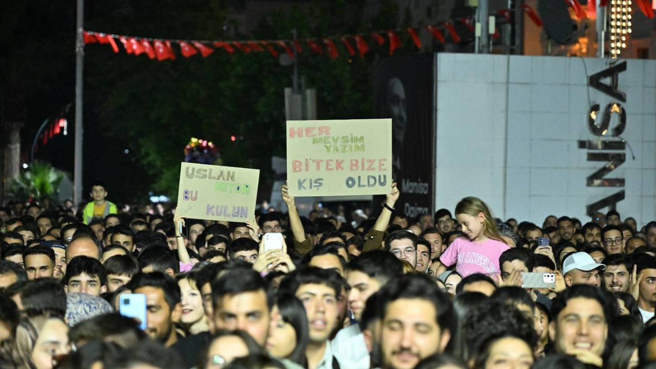 Manisa’da Gençlik Haftası Coşkusu Zeynep Bastık Konseriyle Başladı