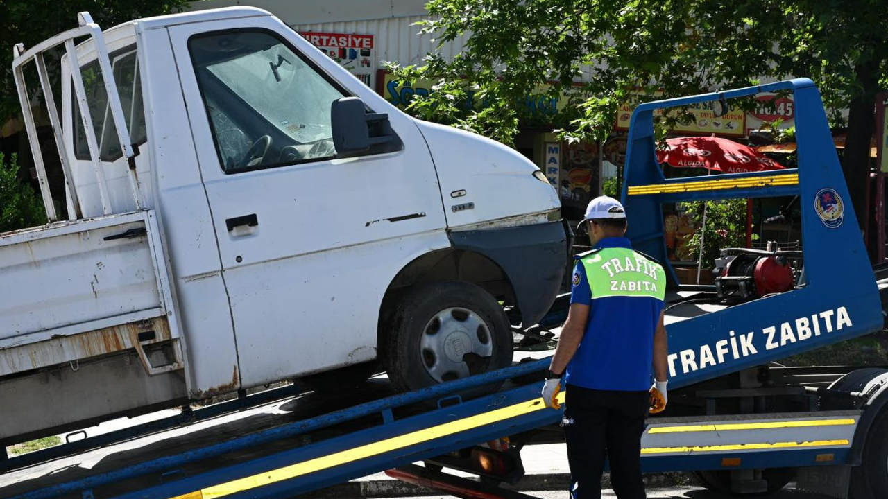 Manisa’da Sokaklar Atıl Ve Hurda Araçlardan Temizleniyor