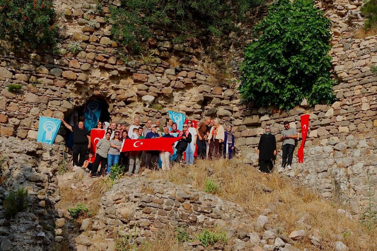 Manisa’da kültür gezisi: Yoğurtçu Kale’nin tarihi mirası katılımcılara anlatıldı