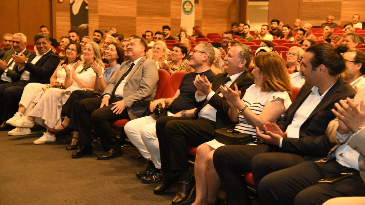 Prof. Dr. Ahmet Özer Manisa'da Barış Dilinde Hukuk Ve Demokrasiyi Anlattı1