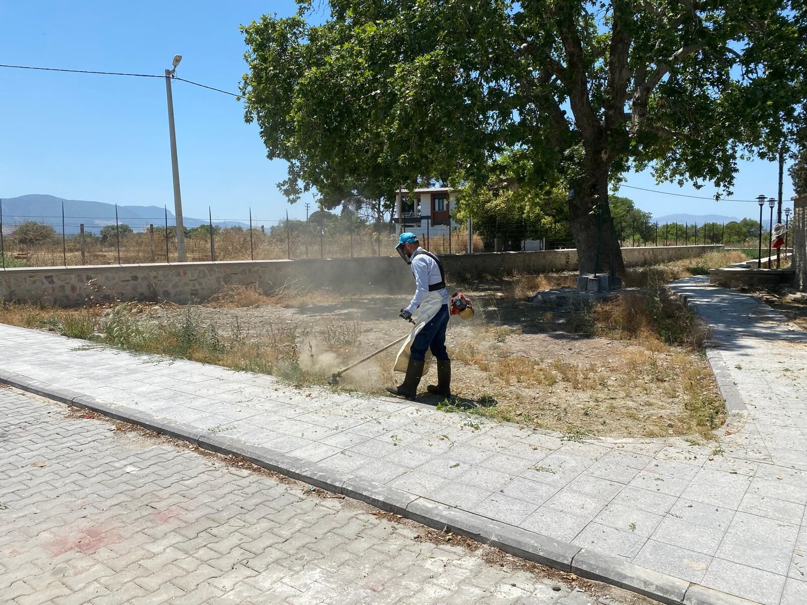 Manisa Büyükşehir’den Karacaahmet Türbesi’nde Hummalı Temizlik (2)