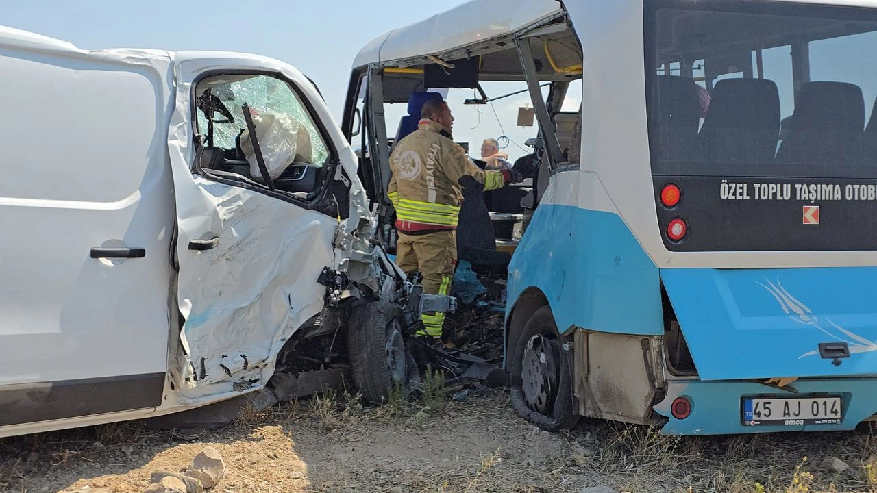 Manisa'da halk midibüsü ile panelvan çarpıştı: 1 kişi hayatını kaybetti, 10 yaralı
