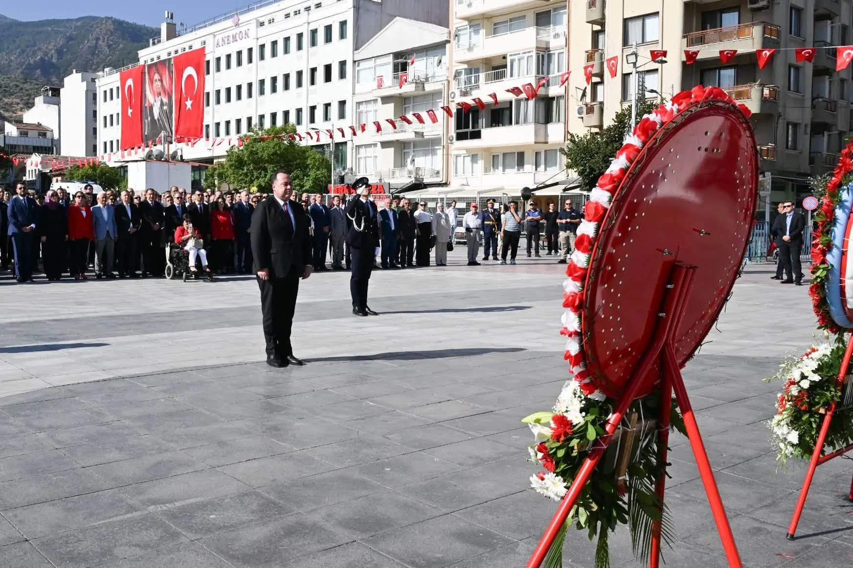 Manisa’da 30 Ağustos coşkusu başladı! Zafer Bayramı için ilk tören Cumhuriyet Meydanı’nda