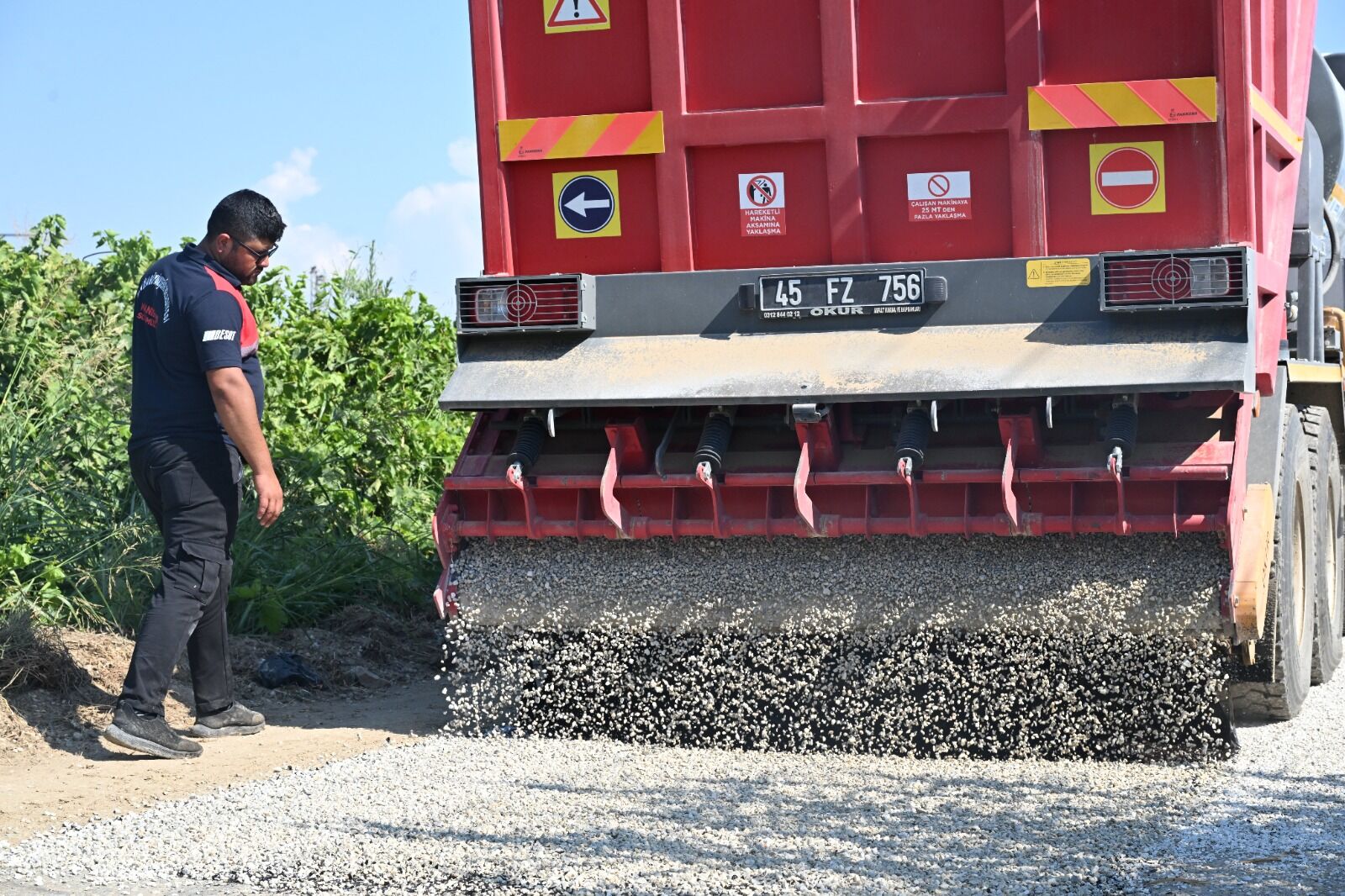 Sarıgöl’de Üzüm Hasadı Öncesi Üreticilerin Yolu Yenileniyor (2)