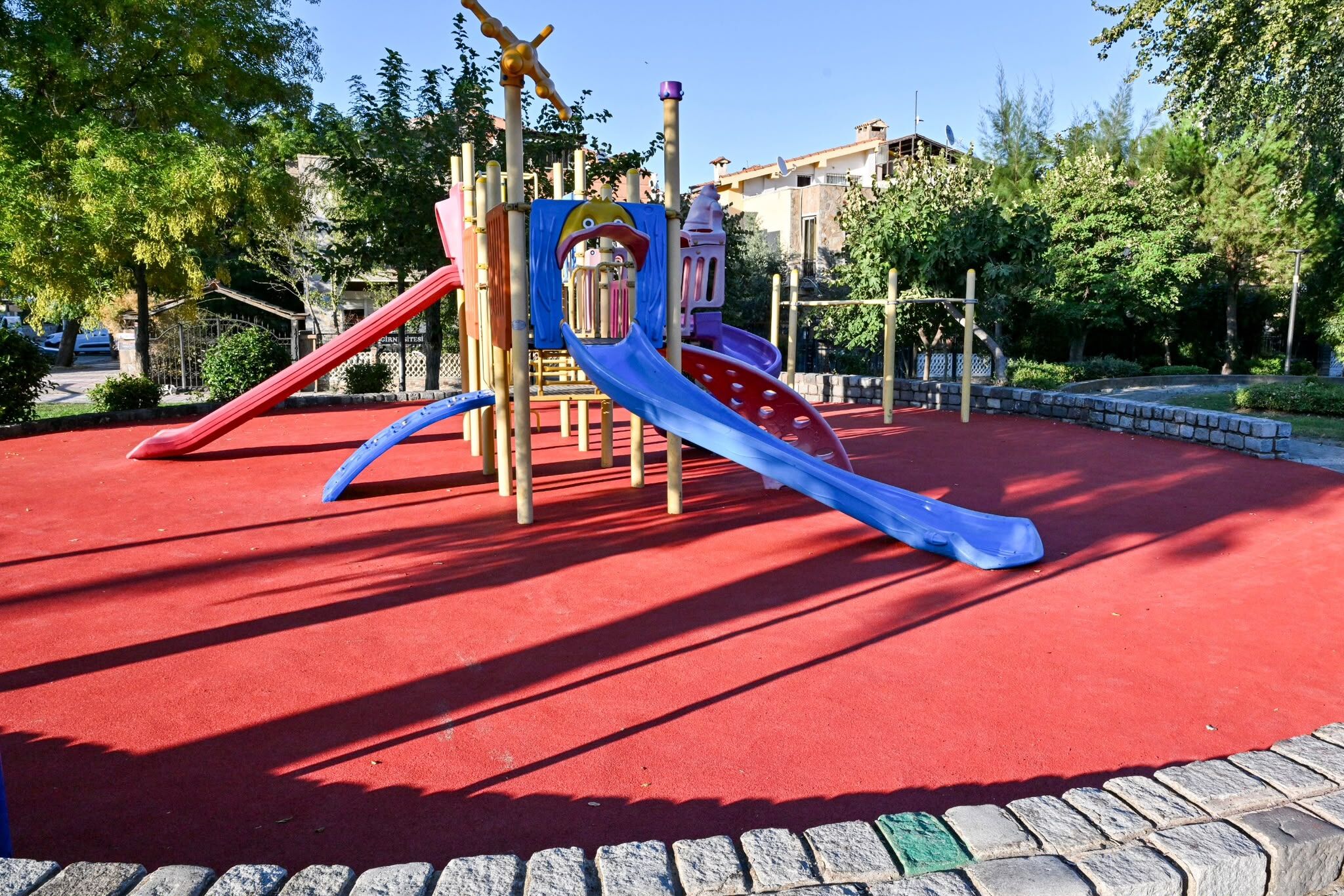 Büyükşehir’den Park Ve Oyun Alanlarına Güvenli Zemin (1)