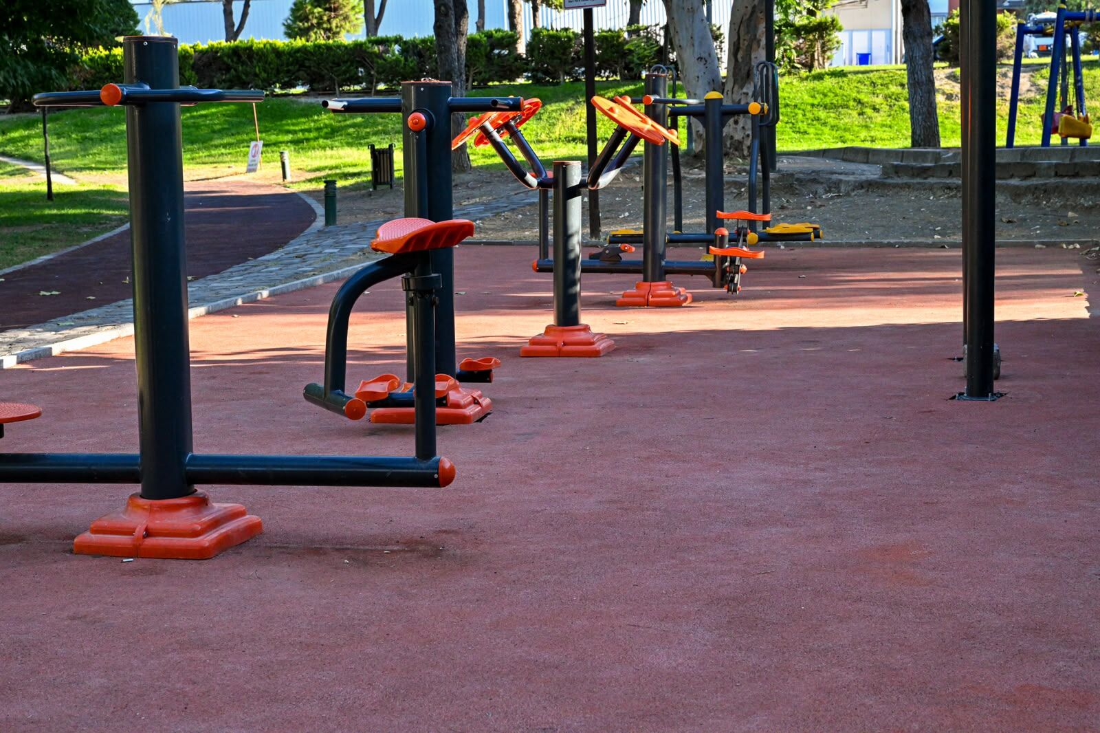 Büyükşehir’den Park Ve Oyun Alanlarına Güvenli Zemin (10)