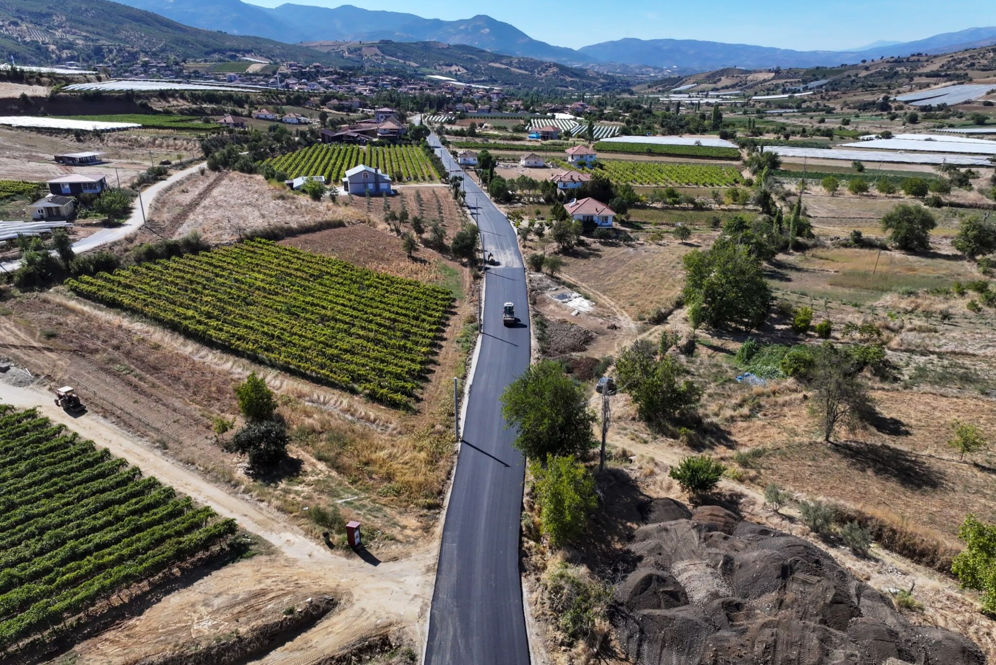 Manisa Büyükşehir, Sarıgöl’de 6 Kilometrelik Yolu Sıcak Asfaltla Buluşturuyor (4)