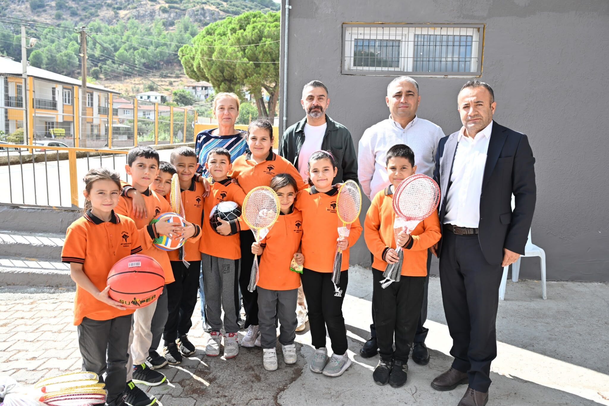 Büyükşehir Belediyesi Okulların Spor Altyapısını Güçlendiriyor (1)