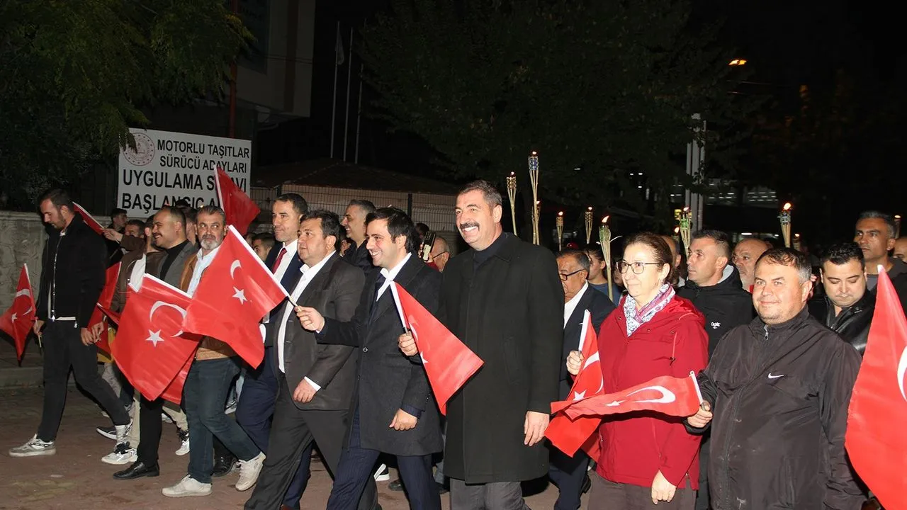 Kula'da Cumhuriyet coşkusu fener alayıyla yaşandı