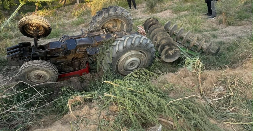 Alaşehir’de traktör devrildi: 2 çocuk babası çiftçi hayatını kaybetti